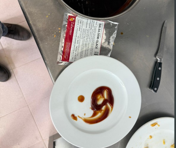 Salsa caliente sobre plato